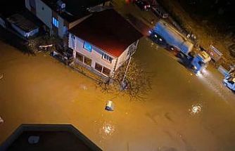 Adana’da sağanak yağmur hayatı felç etti: Yollar göle döndü, araçlar mahsur kaldı