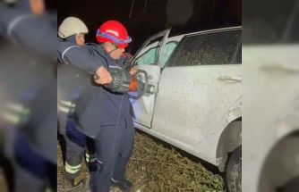 Adana’da şarampole yuvarlanan otomobildeki 2 kişi yaralandı