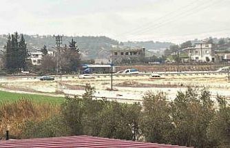 Adana’yı sağanak vurdu: Göle dönen caddelerde araçlar mahsur kaldı