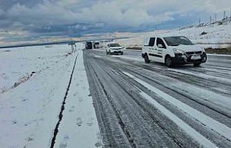 Adilcevaz’da kar ve buzlanma nedeniyle onlarca araç yolda kaldı