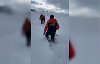 AFAD ekipleri yoğun kar altında 4 saat yürüyerek aileye ulaştı