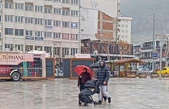 Afyonkarahisar yeni güne yağışlı hava ile başladı