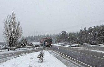 Afyonkarahisar’ın yüksek rakımlı bölgelerinde kar yağışı etkili oldu
