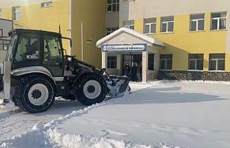 Ağrı’da 90 okul ve kamu kurumunda kar temizleme çalışması