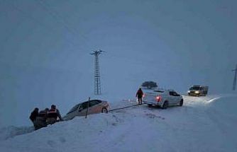 Ağrı’da kar ve fırtınada mahsur kalan vatandaşları ekipler kurtardı