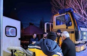 Ağrı’da yolu kapalı köydeki hasta paletli ambulansla hastaneye ulaştırıldı