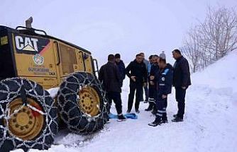 Akçadağ’da kar nedeniyle yoldan çıkan iş makinesi kurtarıldı