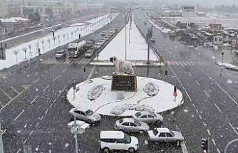 Aksaray yağan karla beyaza büründü