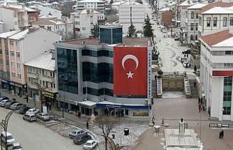 Alaca Belediyesi hizmet binasına dev Türk bayrağı astı