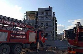 Alacağını tahsil edemediğini iddia eden işçi inşaat iskelesine çıktı