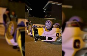 Alanya’da beton bariyerlere çarpan otomobil takla attı: 1 yaralı