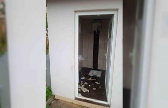 Alanya’da umumi tuvaletin camları ve seramiklerini kırdılar