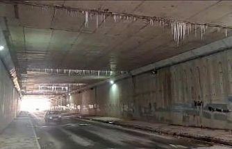 Altgeçitteki buz sarkıtları sürücüleri tedirgin etmeye devam ediyor