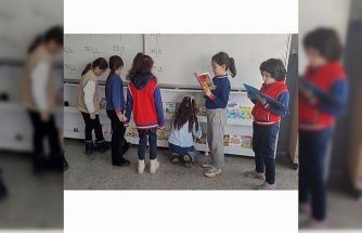 Altıntaş Zafer İlkokulu’nda sınıflara kitaplık kazandırıldı