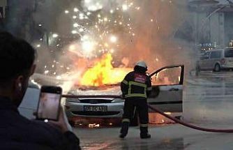 Amasya’da otomobil alev alev yandı, patlamalar korkuttu