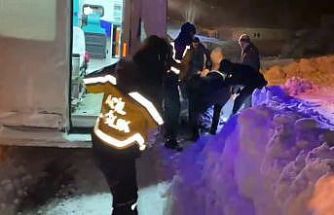 Ambulans karla mücadele ekiplerinin yardımıyla hastaya ulaştı