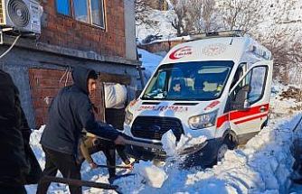 Ambulansa yol açmak için küreklerle seferber oldular