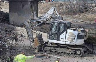 Ankara’da facianın eşiğinden dönüldü: Tırdaki kepçe köprüye takılıp yola düştü