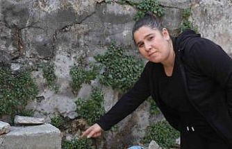 Annesinin yanındayken duvarın üzerindeki telefonu çaldı