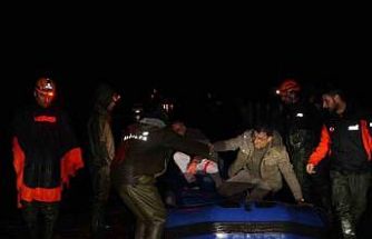 Antalya Kumluca’da sağanak yağış tarım arazilerini sular altında bıraktı, araçta mahsur kalan sürücü botla kurtarıldı