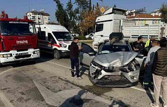 Antalya’da 3 aracın karıştığı zincirleme kazada otomobilde sıkışan sürücüyü itfaiye çıkardı