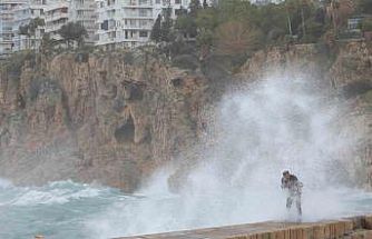 Antalya’da çatı uçtu, aracın üzerine tabela devrildi, elektrik telleri koptu