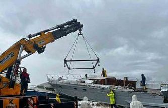 Antalya’da hortumun vurduğu tekneler vinçlerle kurtarılıyor