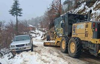 Antalya’da karla mücadele: Yüksek kesimlerde mahsur kalan araçlar kurtarıldı
