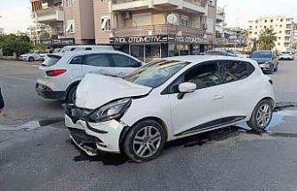 Antalya’da kontrolsüz kavşakta otomobiller çarpıştı: 2 yaralı