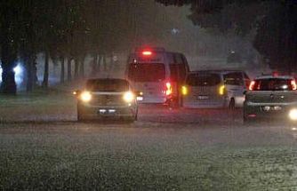 Antalya’da sağanak yolları göle döndürdü, araçların mahsur kaldığını gören diğer sürücüler kaldırımlardan ilerledi