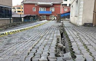 Apartman önündeki çatlaklıklar istinat duvarına zarar verdi