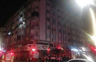 Apartmanda çıkan yangında 5 kişi dumandan etkilendi