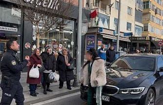 Araçların önüne atladı, trafiği birbirine kattı, kendisini durdurmak isteyen polisi peşine taktı