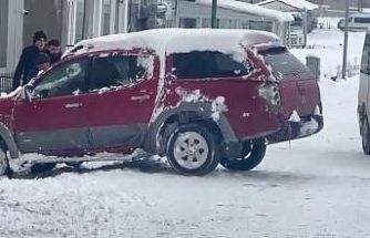 Ardahan’da buz tutan yolda araçlar ilerleyemedi