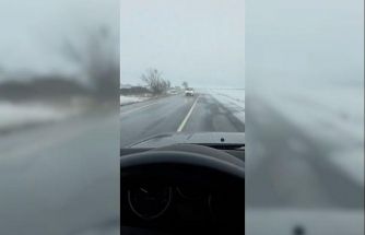 Arnavutköy’de kontrolden çıkan araç çayırlık alana uçtu: Kaza anı kamerada