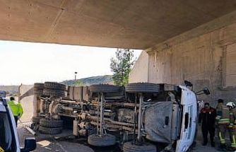 Arsuz’da hafriyat kamyonu devrildi