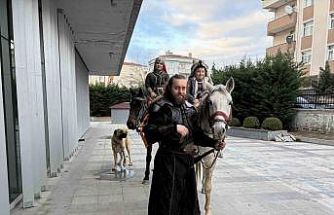 Atlarla geldiler: Film kostümüyle masal gibi nikah