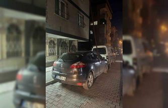 Avcılar’da şiddetli rüzgarda kopan 6 metrelik demir çubuk otomobile saplandı