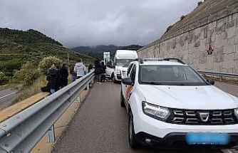 Ayvacık’ta 27 kaçak göçmen ile 2 göçmen kaçakçısı yakalandı