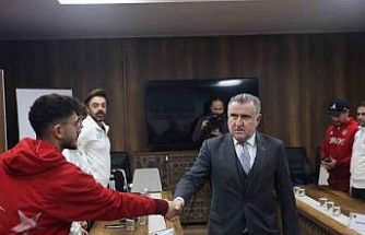 Bakan Bak 2026 Kış Olimpiyatları’na katılacak milli sporcuları kabul etti