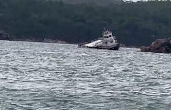 Balıkesir’de fırtına nedeniyle 25 metrelik feribot koya sürüklenerek karaya oturdu