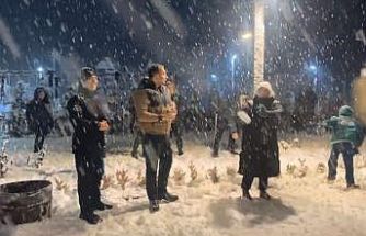 Bartın’da ilçe protokolü vatandaşlarla kartopu oynadı