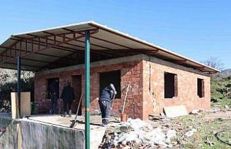 Başkan Arıcı talimat verdi, yangında zarar gören evin tadilatı başladı