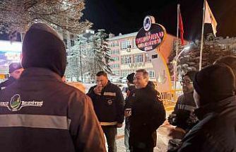 Başkan Dere’den karla mücadele ekiplerine sıcak kahve ikramı