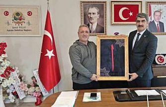 Başkan Polat’tan İHA muhabiri Dilsiz’e anlamlı hediye