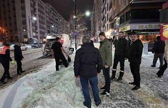 Başkan yolda kalan yolcuları evlerine ulaştırdı