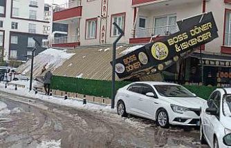 Batman’da kar nedeniyle iş yerlerin sundurması çöktü