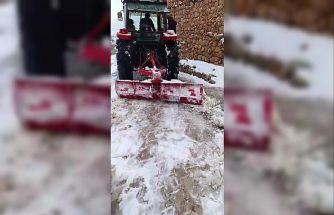 Batman’da muhtar, yolun kapanmaması için traktörle kar birikintilerini temizledi