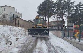 Battalgazi Belediyesi’nden okul bahçelerinde kar temizliği