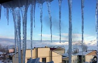 Bayburt buz tuttu; Çatı saçaklarındaki buz sarkıtları ekiplerce temizleniyor